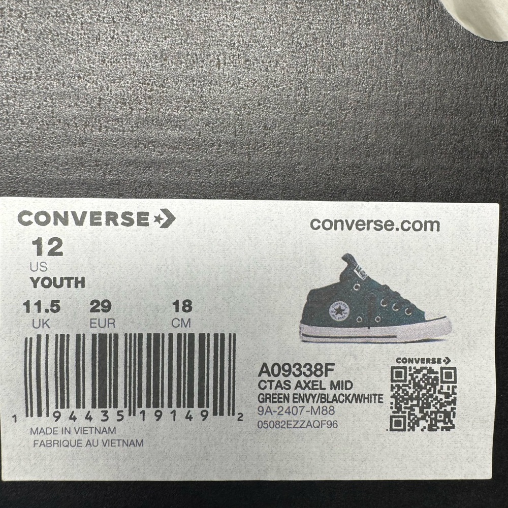 Converse CTAS Axel Mid Youth Sneakers - Green and Black Like new.